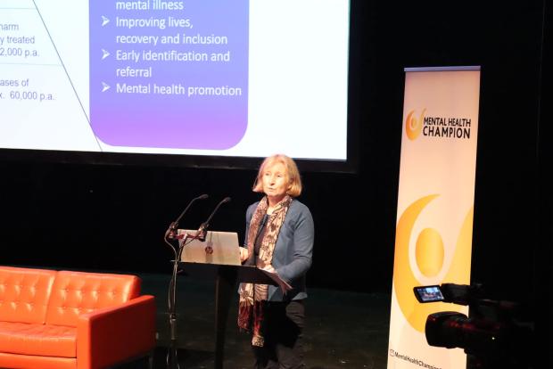 Ella Arensmann presenting